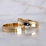 Par Alianças de Moedas Antiga Reta 6MM dois Frisos Jateado + Pedra