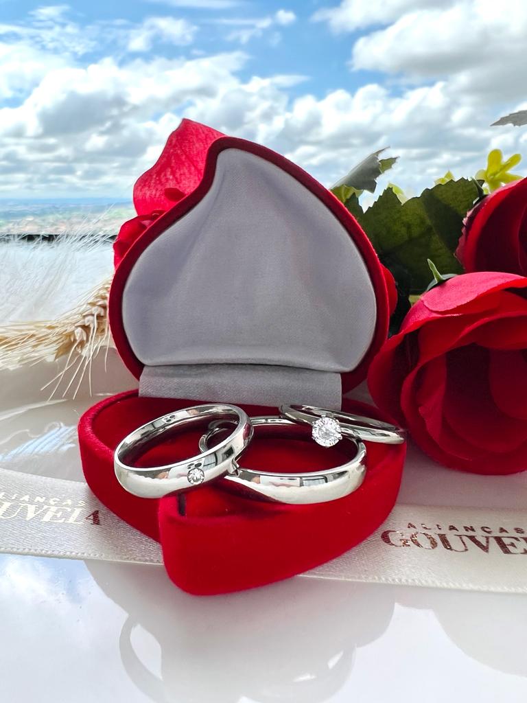 f40.jpg Par de Alianças Abaulada 4MM e Pedra - Imagem 1