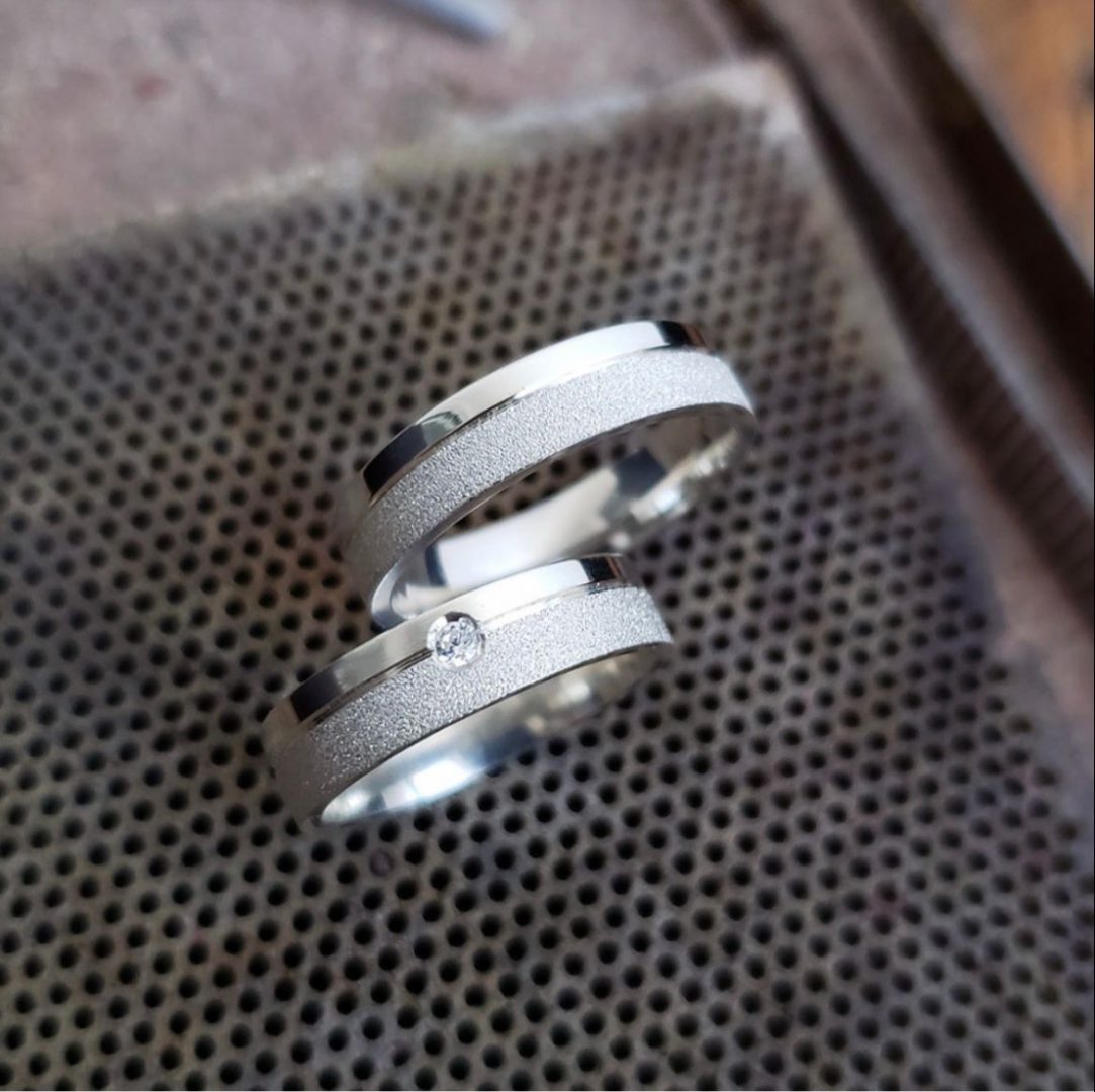 mod-11.jpg Par Aliança Prata 950 Reta Friso no Canto Jateada e Pedra - Imagem 1