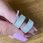 Par Aliança Prata 950 Reta 8MM Friso no Canto Jateada e Pedras Cravejadas