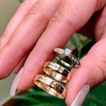 Par de Alianças Chanfrada 6MM com Friso e Pedra