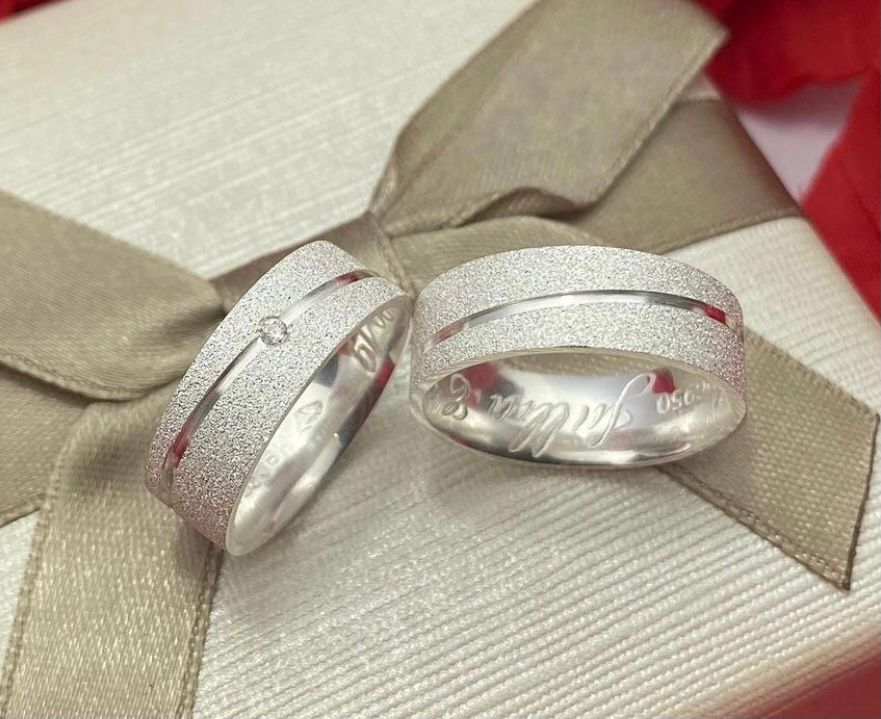 mod-22.jpg Par Aliança Prata 950 Reta 7MM Friso Diagonal e Pedra - Imagem 1