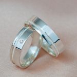 Par Aliança Prata 950 Reta 6MM Friso no Canto Jateado e Pedra