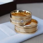 Par de Aliança Reta 8MM dois Frisos e Carreiras de Pedras Central