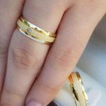 Par Alianças de Moedas Antiga Abaulada 6MM Jateada e Pedra