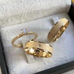 Par de Alianças Reta 6MM Jateada + Pedra