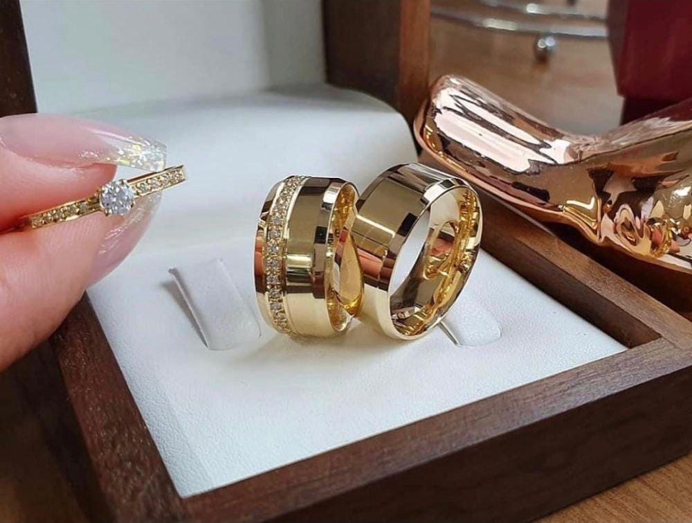 mod-chanf-10mm.jpg Par de Alianças Moedas Antigas Chanfrada 10MM e Pedras Cravejadas - Imagem 1