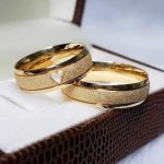 Par Alianças de Moedas Antiga Abaulada 6MM Coração Vazado e Jateada