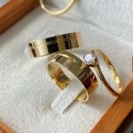 Par de Alianças de Moedas Antigas Reta 6MM Friso no Canto e Duas Pedras