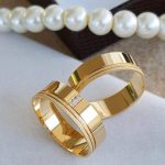 Par Alianças de Moedas Antiga Reta 7MM dois Frisos Jateada e Pedras