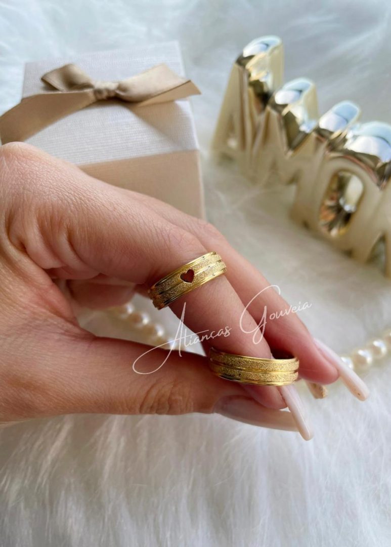 mod-jat-cor-5.jpg Par de Alianças Banhadas Reta 6MM Jateada e Coração - Imagem 1