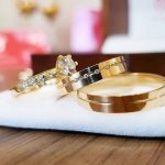 Par de Alianças de Moedas Antigas Reta 5MM Friso no Canto e Pedras