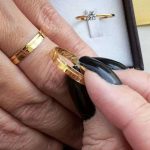 Par de Alianças Moedas Antigas Reta 4MM Friso no Canto + Anel Paris