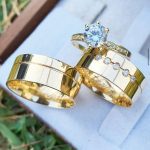 Par Alianças Moedas Antigas Reta 8MM Friso no Canto e Pedras