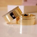 Par de Alianças de Moedas Antigas Reta 10MM Friso no Canto com Pedras Zirconia Cravejada